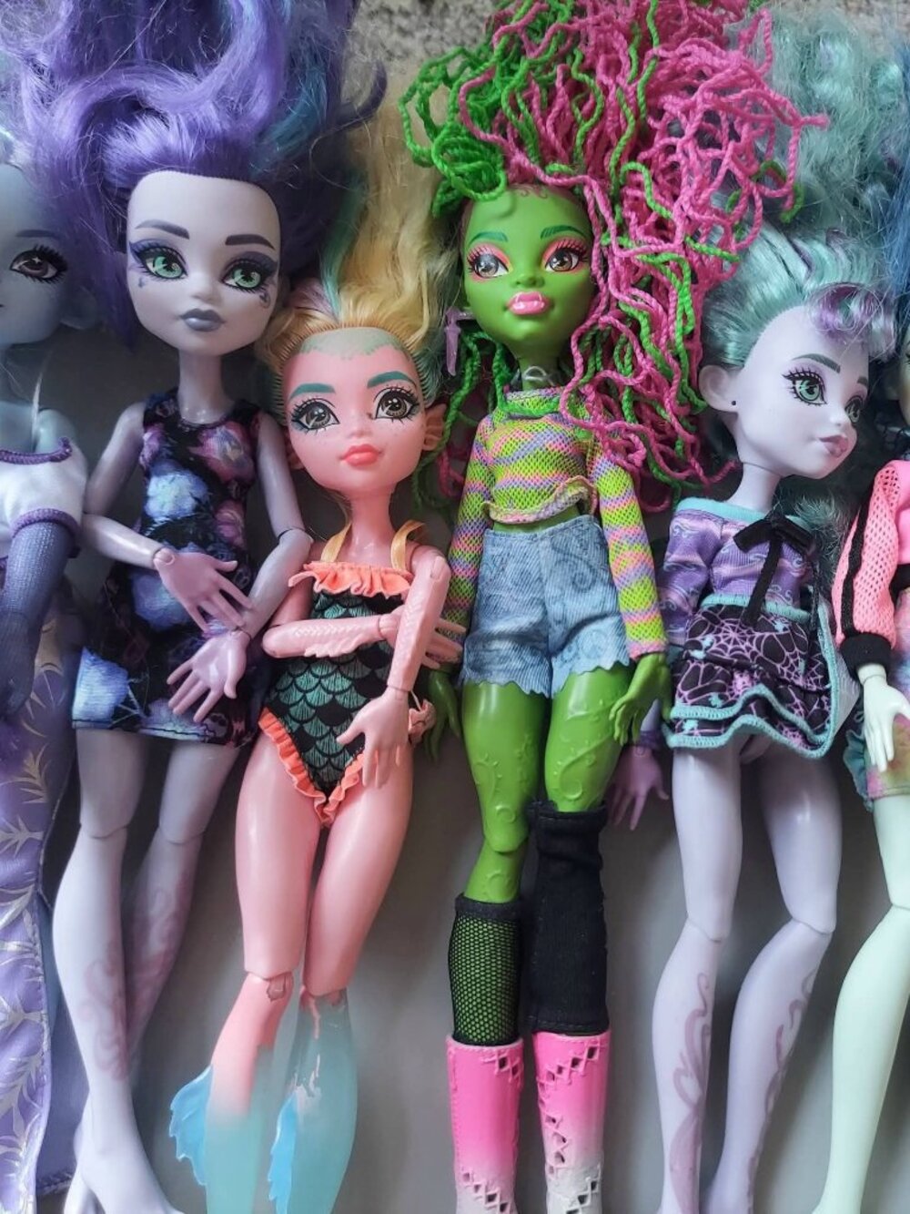 6 Monster High Dolls & Accessories